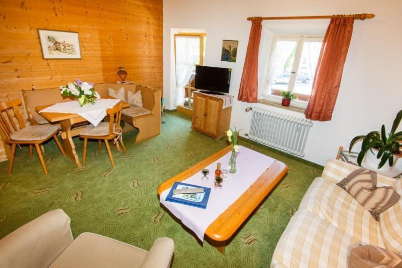 Cafe Chiemgau Und Gaestehaus Ruhpolding Exterior foto